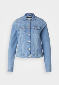 Chaqueta de denim azul claro con un diseño recortado, cierre de botones, dos bolsillos en el pecho y un ligero desgaste en la tela para agregar textura.
