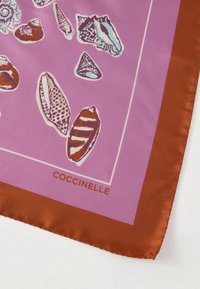 Foulard en soie à fond rose orné de diverses coquillages illustrés en bleu, brun et accents blancs. La bordure est orange foncé.