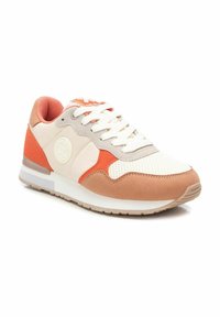 Zapatillas para hombre con parte superior de malla y ante en melocotón, crema y naranja. Presentan cierre de cordones, detalle del logotipo redondo y suela texturizada.