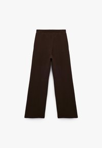 Bruna, vida byxor tillverkade av mjukt tyg med elastisk midja. Den minimalistiska designen har rena linjer och inga mönster eller accentuerande detaljer.