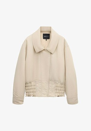 Beige cropped jack met brede kraag, lange mouwen, gestikte details langs de taille en een verborgen voorsluiting.