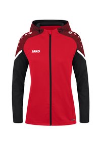 Rotative und schwarze Sportjacke mit durchgehendem Reißverschluss, gestaltet mit einem strukturierten roten Schulterdesign und weißen Logoakzenten auf der Brust und den Ärmeln.