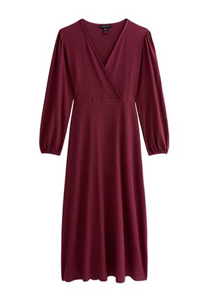Bordeauxrode midi-jurk met lange mouwen, een V-hals wikkelontwerp en geplooide manchetten op een effen witte achtergrond.