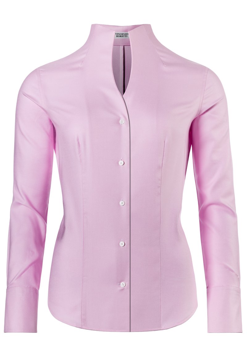 Camicia fitted rosa chiaro con colletto alto, maniche lunghe, chiusura anteriore con bottoni e una sottile texture. Non presenta motivi o dettagli visibili.