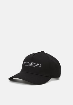 Must musta baseballi kork, mille ees on valge logo "ARMANI EXCHANGE MILANO/NEW YORK", struktuurne disain ja kaardus äärega.
