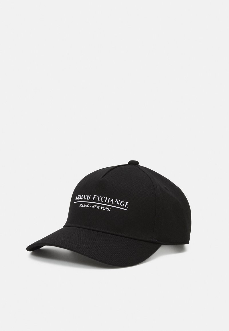 Boné de beisebol de algodão preto com um logótipo frontal que diz "ARMANI EXCHANGE MILANO/NEW YORK" em branco, com um design estruturado e aba curva.
