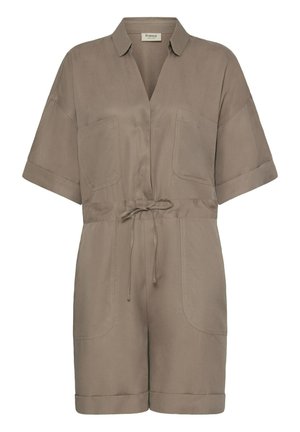 Taupefarbener Kurzarm-Spieler mit Kragen, vorderen Brusttaschen, verstellbarem Taillengürtel und aufgekrempelten Shorts.