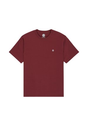 T-shirt en coton bordeaux avec un col rond, des manches courtes et un petit logo circulaire au niveau de la poitrine. Texture lisse, coupe standard.
