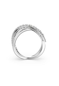 En stilren silverring med flera rader av klara, rektangulära ädelstenar inlagda i ett snyggt band, som visar på elegant hantverk.