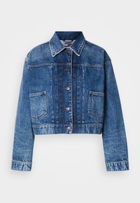 Giacca cropped in denim blu con chiusura a bottoni, colletto a punta, due tasche frontali e dettagli di cucitura a contrasto.