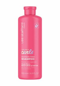 Roze plastic fles met sulfaatvrije shampoo, gelabeld "voor de liefde voor krullen", 500 ml, met blauwe en witte tekst die ingrediënten en voordelen beschrijft.