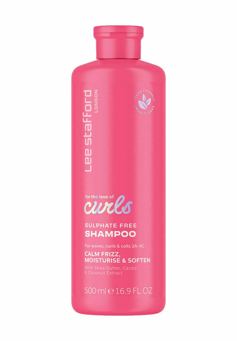 Roze plastic fles met sulfaatvrije shampoo, gelabeld "voor de liefde voor krullen", 500 ml, met blauwe en witte tekst die ingrediënten en voordelen beschrijft.