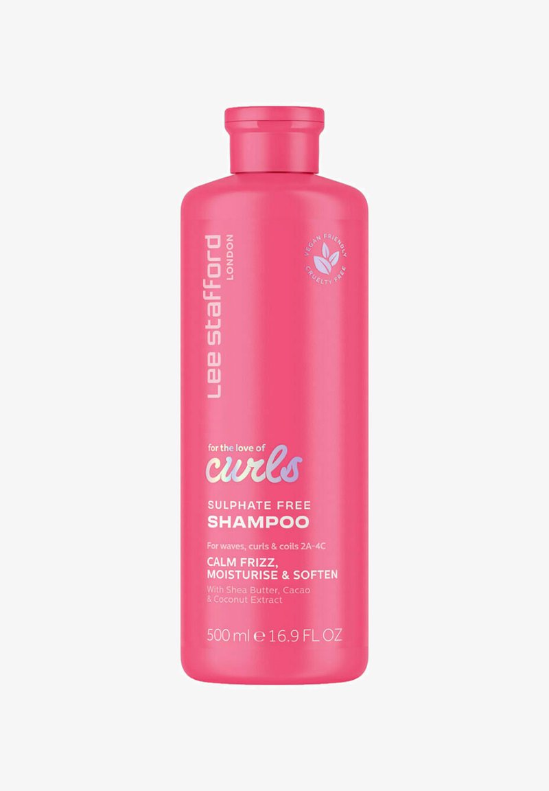 Roze plastic fles met sulfaatvrije shampoo, gelabeld "voor de liefde voor krullen", 500 ml, met blauwe en witte tekst die ingrediënten en voordelen beschrijft.