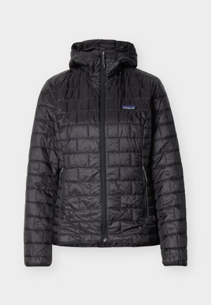 Μαύρο καπιτονέ μπουφάν με κουκούλα, μπροστινό φερμουάρ, δύο πλαϊνές τσέπες με φερμουάρ και λογότυπο Patagonia στο αριστερό στήθος.