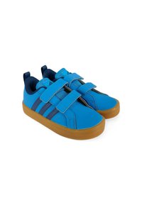 Scarpe da ginnastica blu con cinturini in velcro, suola in gomma, tomaia testurizzata e dettagli blu navy. Il design presenta tre strisce su un lato.