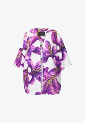 De bloemenkimono jacket heeft een witte basis met grote, levendige paarse lelieprints. Het ontwerp omvat een striksluiting en brede mouwen.