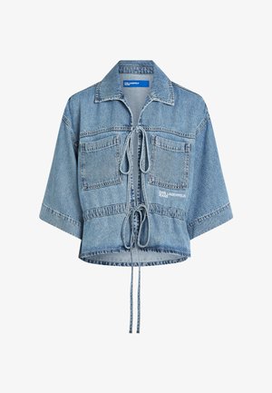 Denimkort jakke med brede korte ermer, knyting foran, to brystlommer og hvit "KARL LAGERFELD JEANS"-logo på lommen.