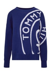 Granatowy sweter z białym teksturowanym wzorem logo. Posiada okrągły dekolt, długie rękawy oraz ściągacze na mankietach i dolnym brzegu.