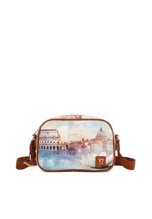 Piccola borsa a tracolla rettangolare con rifiniture e tracolla marrone, con paesaggio urbano di Roma dipinto ad acquerello, incluso il Colosseo e la Basilica di San Pietro.