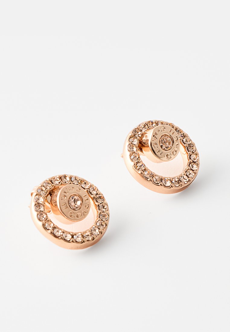 Roségoldene runde Ohrringe mit strukturierter Oberfläche, umgeben von kleinen klaren Strasssteinen, mit einem hervorstehenden zentralen Stein.