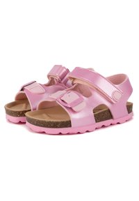 Sandales roses avec tige en cuir brillant, semelle en liège, sangles réglables et semelle en caoutchouc texturé pour une bonne adhérence.