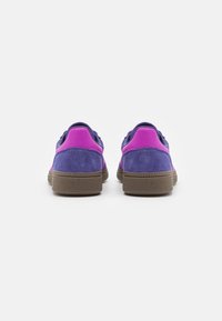adidas Originals HANDBALL SPEZIAL UNISEX - Sneakers - collegiate purple/purple burst