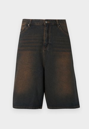 Short en denim noir longueur genou avec lavage orange délavé, bouton et fermeture éclair à l'avant, et deux poches avant.