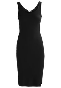 Czarna sukienka z prążkowanej dzianiny, z okrągłym dekoltem i dopasowanym krojem, z długością do kolan oraz subtelnym rozcięciem po boku dla komfortu.