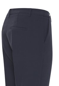 Pantaloni blu navy con un design aderente, texture liscia e due tasche posteriori. Presentano passanti per la cintura e dettagli di cucitura discreti.