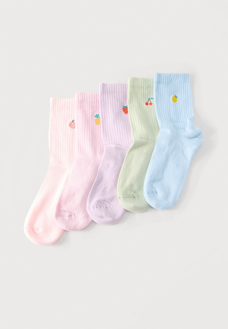 Cinq chaussettes côtelées de couleur pastel posées côte à côte, chacune ornée d'un petit fruit brodé : pêche, ananas, fraise, cerise et citron.