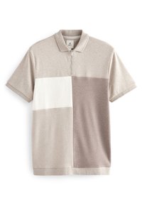 Polo gris à manches courtes avec col zippé au quart, présentant un design patchwork de panneaux gris clair, blanc et taupe. Texture de tissu doux.
