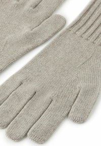 Grå stickade handskar med fem fingrar. Tillverkade av mjukt tyg, med ribbade handledsmuddar och en diskret textur över hela ytan.