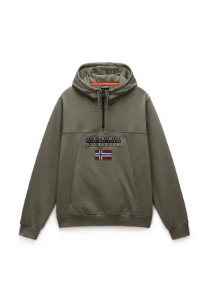 Sudadera con capucha verde oliva de tela suave. Cuenta con un bolsillo tipo canguro, abertura frontal con media cremallera y un parche con la bandera y el logo de Noruega.