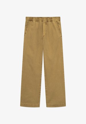 Gaiši brūnas bikses ar platām kājām, elastīgu jostasvietu, divām sānu kabatām un gludu tekstūru. Ir smalks vertikāls svītru raksts.