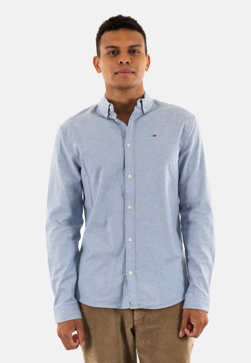 Camicia azzurro chiaro con colletto a punta, maniche lunghe e un piccolo logo sul petto, realizzata in morbido tessuto di cotone.