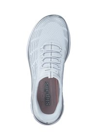 Baskets blanches avec une tige en maille texturée, des lacets élastiques et une semelle intérieure rembourrée portant l'inscription "SKECHERS Slip-ins" en lettres grises.