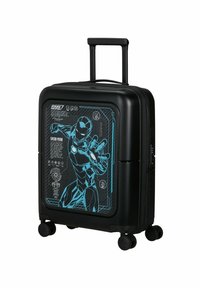 Zwarte harde koffer met een blauwe Iron Man-afbeelding, gladde textuur, telescopische handgreep en vier multidirectionele wielen voor mobiliteit.