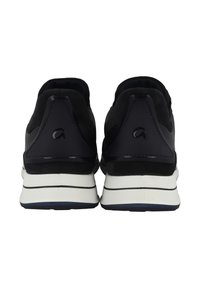 Scarpe da ginnastica nere con una tomaia in suede e materiale sintetico, dotate di un tallone rinforzato, una suola intermedia bianca e una suola esterna blu.