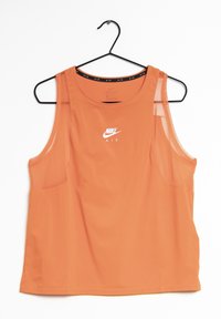 Pomarańczowy bezrękawnik sportowy Nike Air Dri-Fit wiszący na czarnym wieszaku na białym tle.