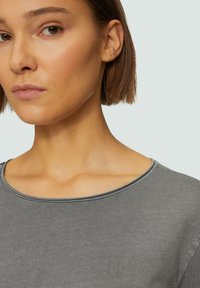 Grijs katoenen kledingstuk met een ronde halslijn. Gladde textuur en een casual fit, met een eenvoudig ontwerp zonder versieringen.