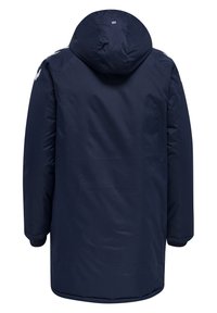 Marineblauwe lange gewatteerde winterjas met capuchon en lange mouwen, gezien van achteren.