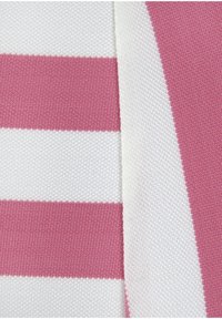 Strickstoff mit abwechselnd breiten rosa und weißen Streifen. Die Textur ist glatt, mit einer dichten Webart und einem leichten Glanz.