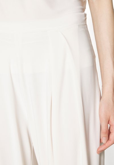Norma Kamali TAPERED PLEATED TROUSER - Παντελόνι - white