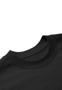 Camiseta negra con cuello redondo, textura suave, hecha de material de algodón, con un ajuste relajado y un diseño minimalista.