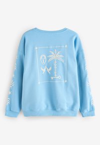 Felpa azzurro chiaro con ricamo bianco che rappresenta una palma, uccelli e forme geometriche. Polsini a costine e scollo rotondo.