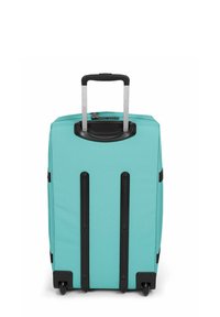 Turquoise koffer met een harde schaal, uitschuifbare handgreep en vier zwarte wielen. Heeft zwarte accenten en een geprofileerd oppervlak voor duurzaamheid.