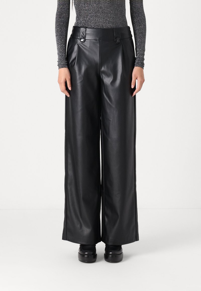 Pantaloni larghi in finta pelle nera con pieghe, vita alta e dettagli con bottoni. Texture liscia con finitura lucida.