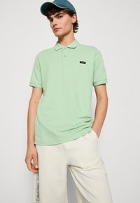 Calvin Klein BUTTON - Poloskjorter - quiet green