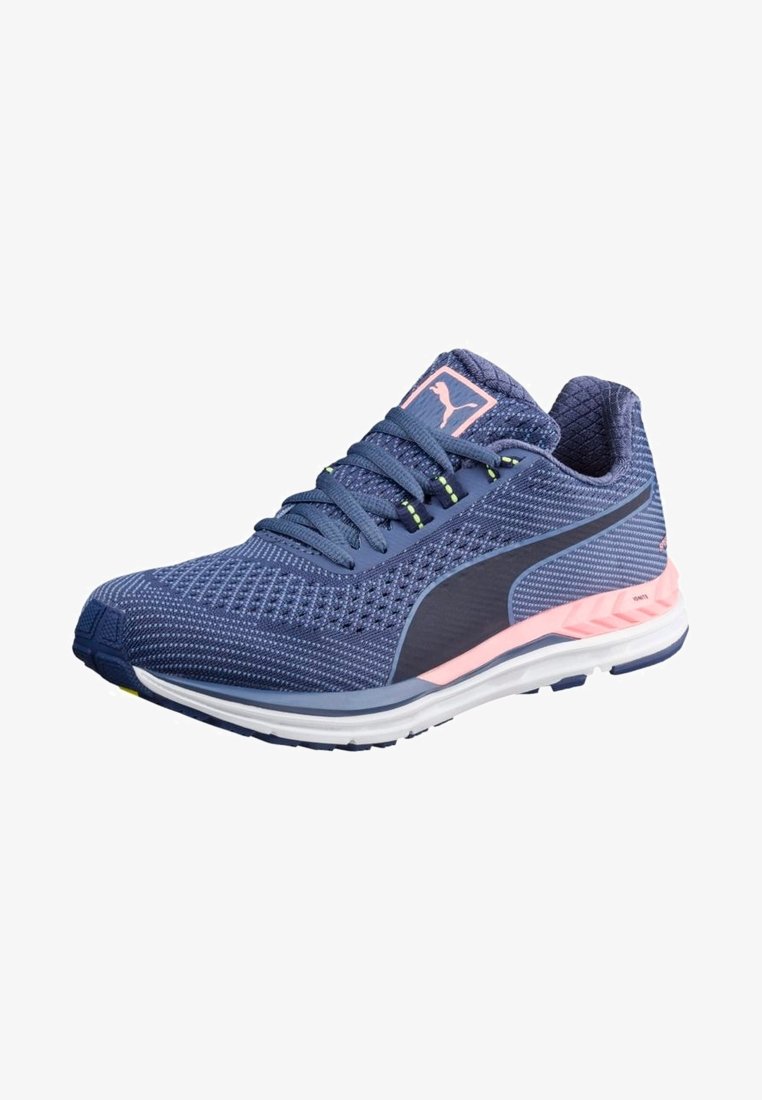 Chaussure de sport pour hommes en maille bleu marine avec des accents roses ; elle possède un col rembourré, un quartiers texturés et une semelle en caoutchouc pour une meilleure adhérence.
