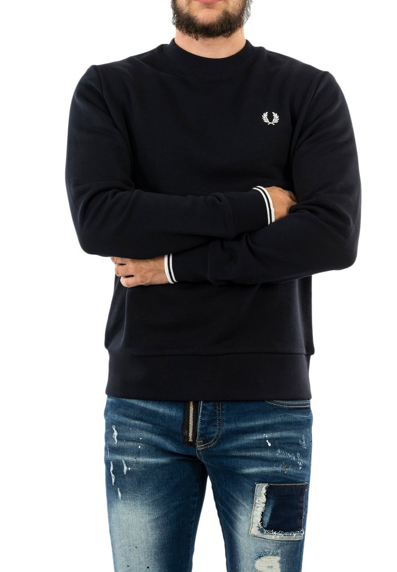 Schwarzer Sweatshirt mit rundem Halsausschnitt, gerippten Bündchen mit weißen Streifen und einem kleinen gestickten Logo auf der Brust.